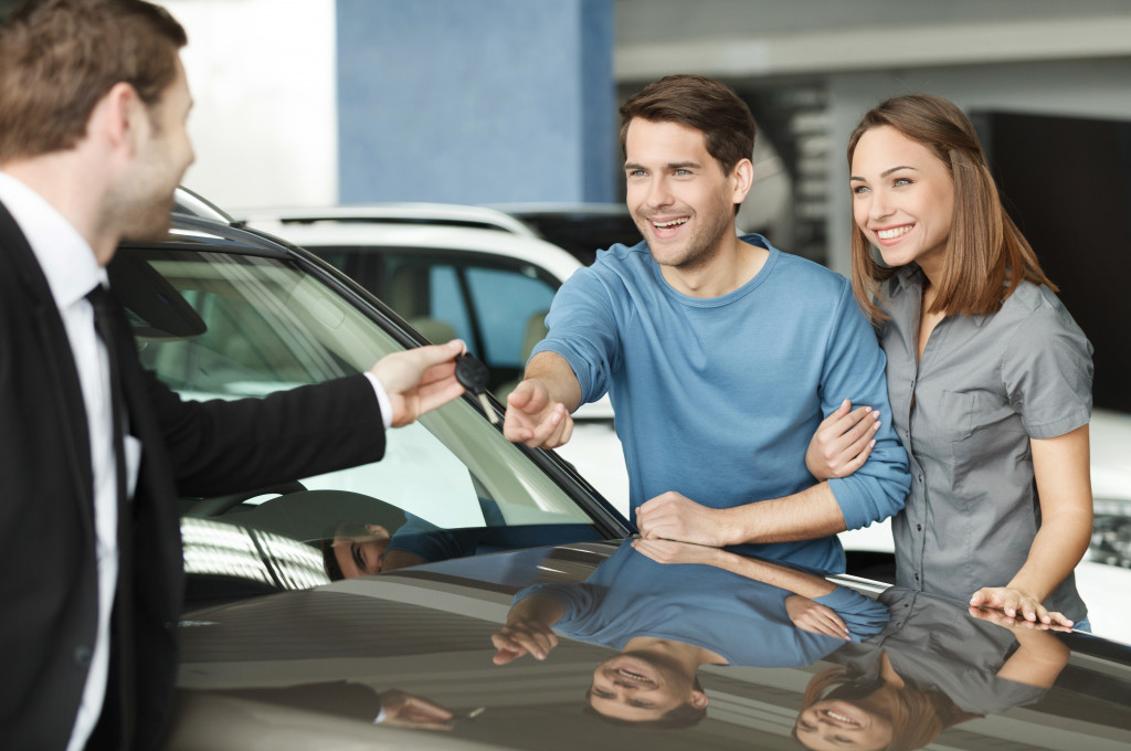 couple renting a car from an agent